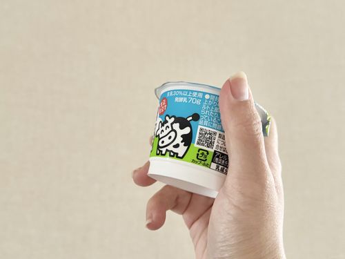 カップ入りのヨーグルトをシャッフルしている様子