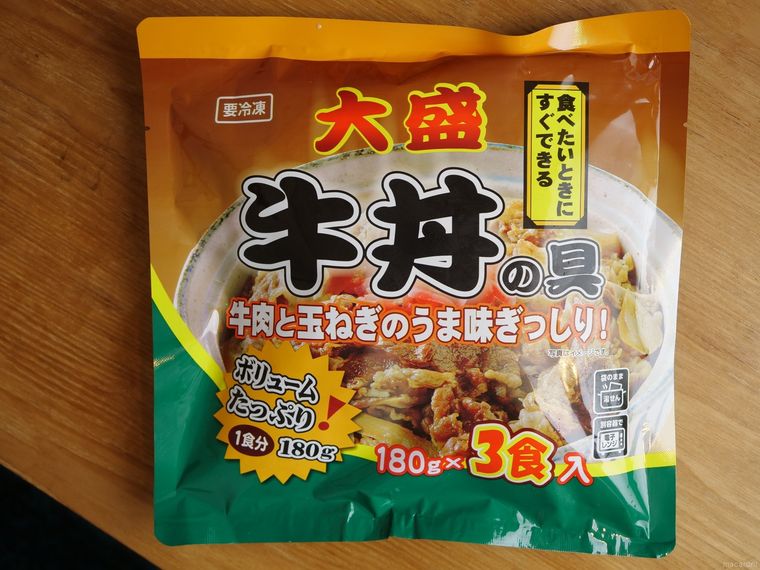 机の上に大盛牛丼の具が置いてある