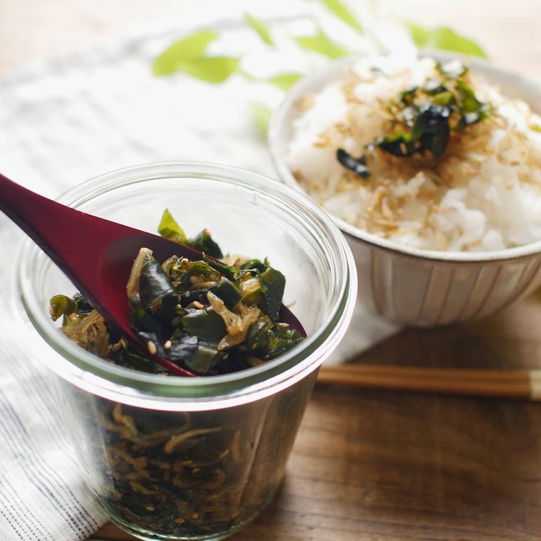 ガラス容器に入ったちりめんじゃことわかめのふりかけ