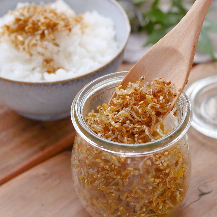 ガラス容器に入ったちりめんじゃこの佃煮