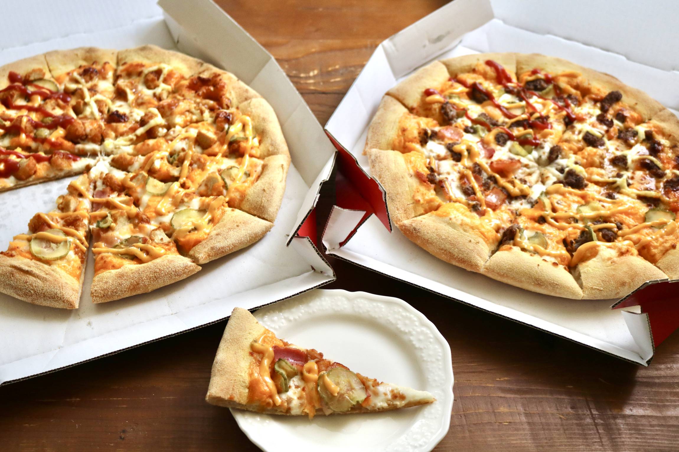 ドミノ・ピザ新作「チーズバーガーピザ」は目を閉じて食べると