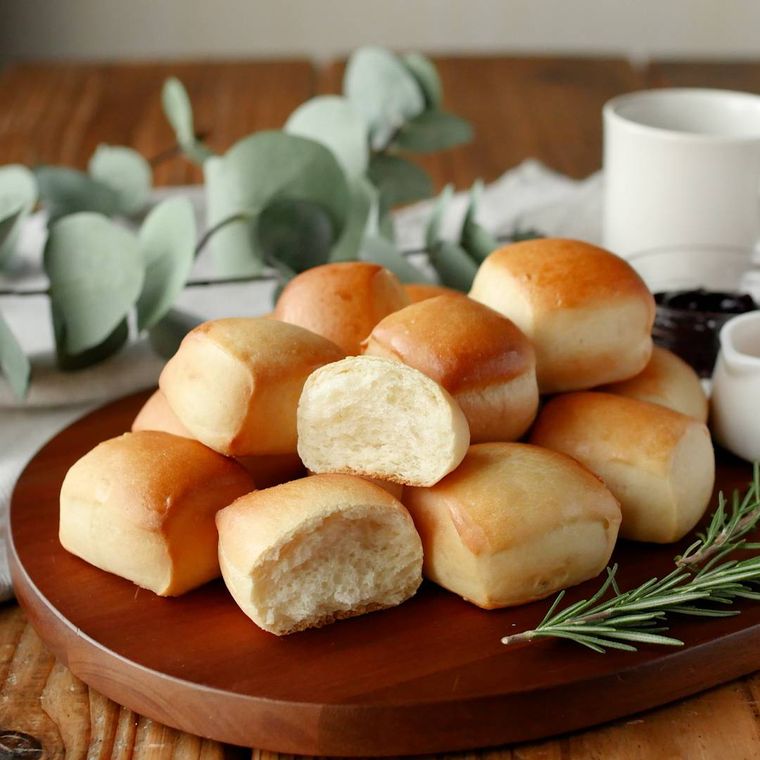 茶色の皿にのったひと口ミルクパン