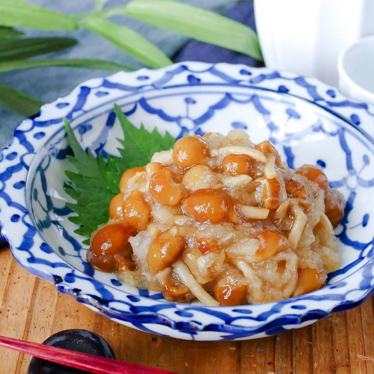 和食器に盛り付けたなめこおろし