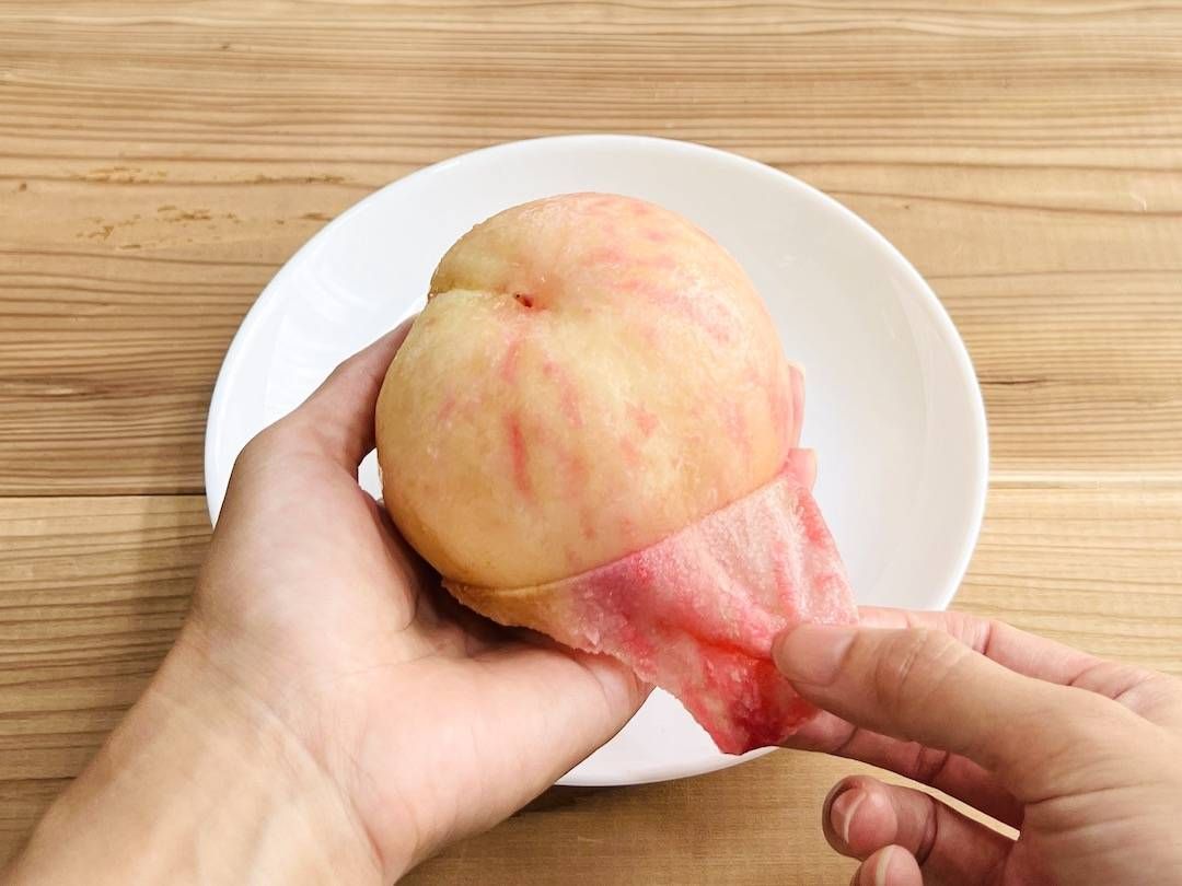 桃の皮がペリペリ簡単な剥き方に無駄がなくて気持ちいい実も崩れなかった