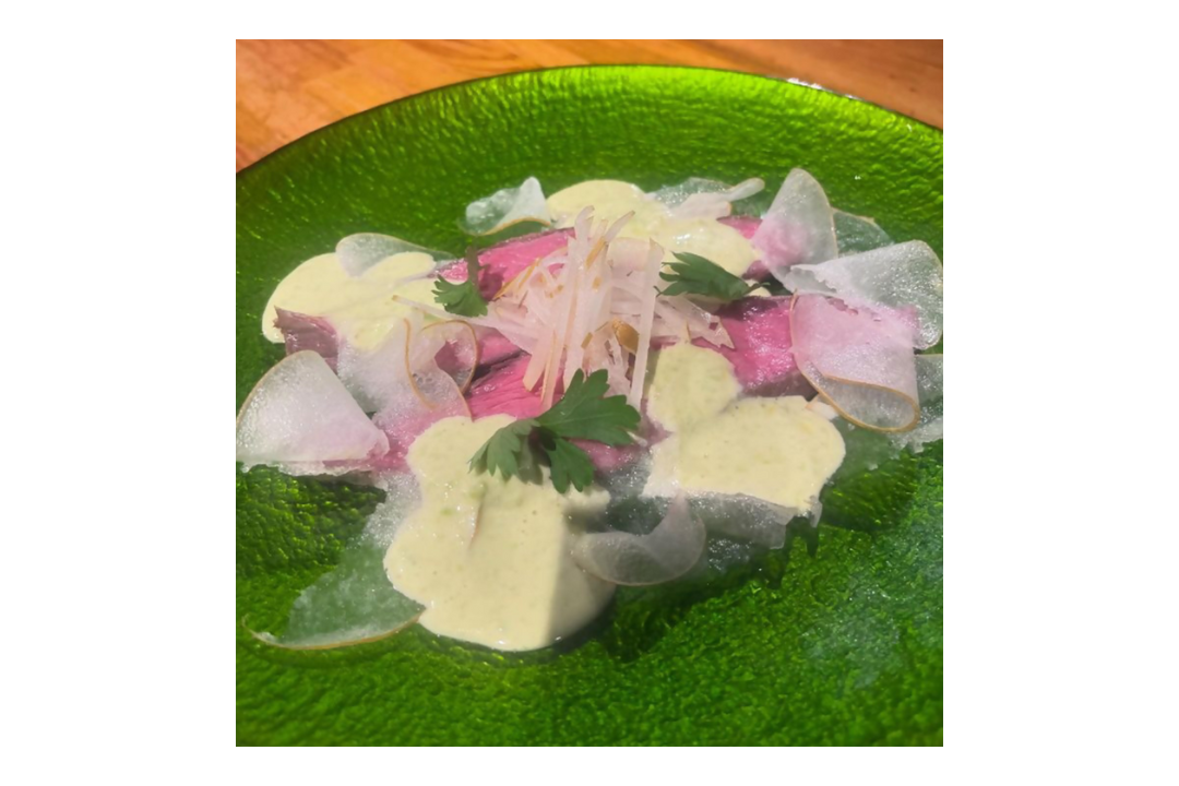 愛媛あかね和牛イチボのローストビーフ 和梨とワサビのソース