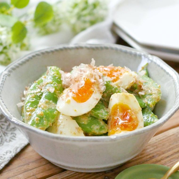 皿に盛られたスナップえんどうとゆで卵のごまマヨサラダ