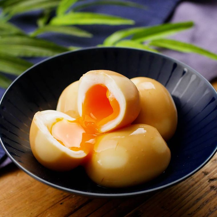 皿に盛られたオイスター煮卵味玉