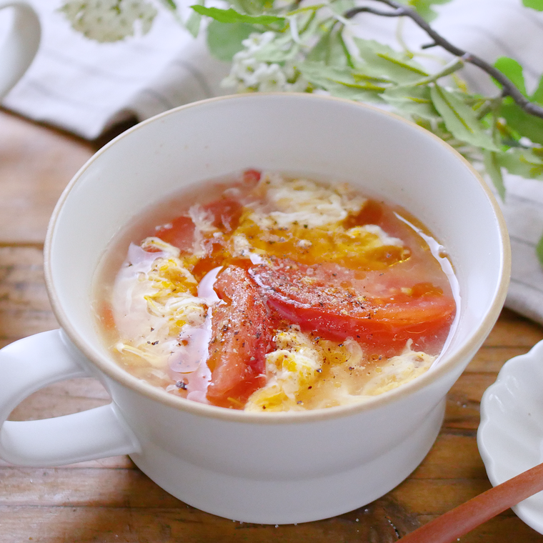 スープカップに盛られたトマトと卵の中華スープ