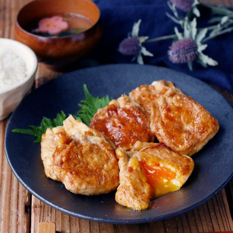 皿に盛られた卵巾着の生姜焼き