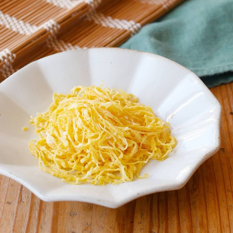 皿に盛られたレンジでかんたん錦糸卵