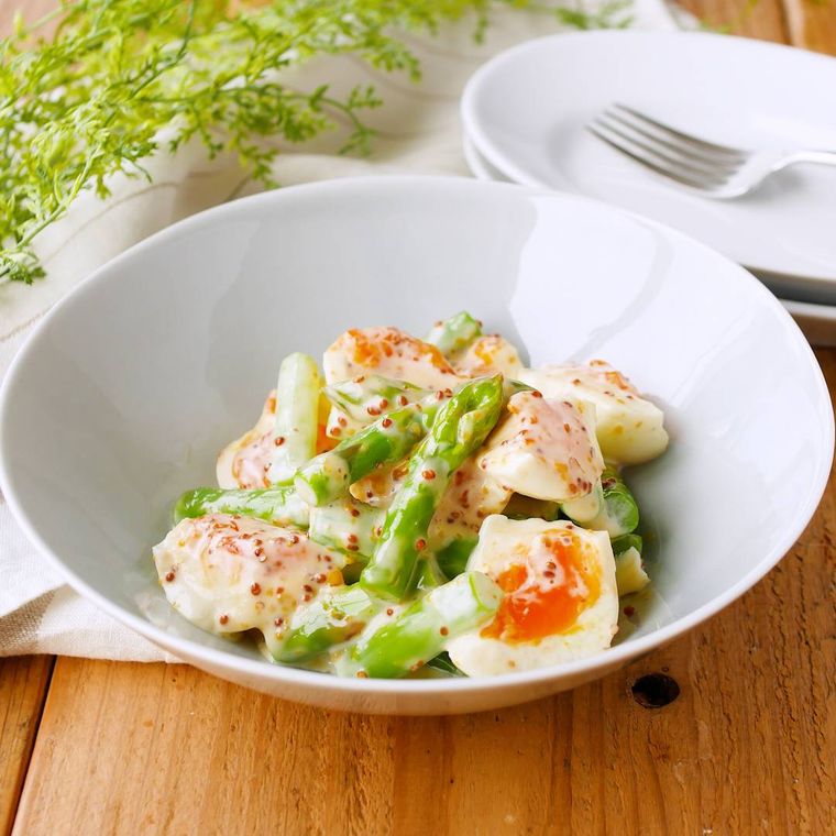 皿に盛られたアスパラと卵のデリ風サラダ