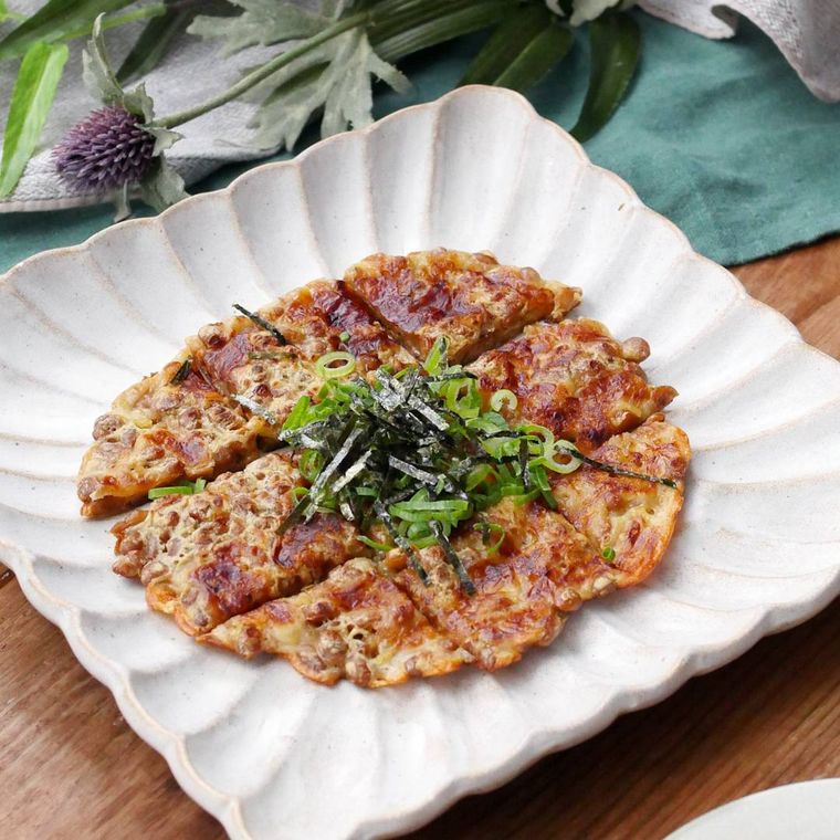 皿に盛られたパリパリチーズ納豆