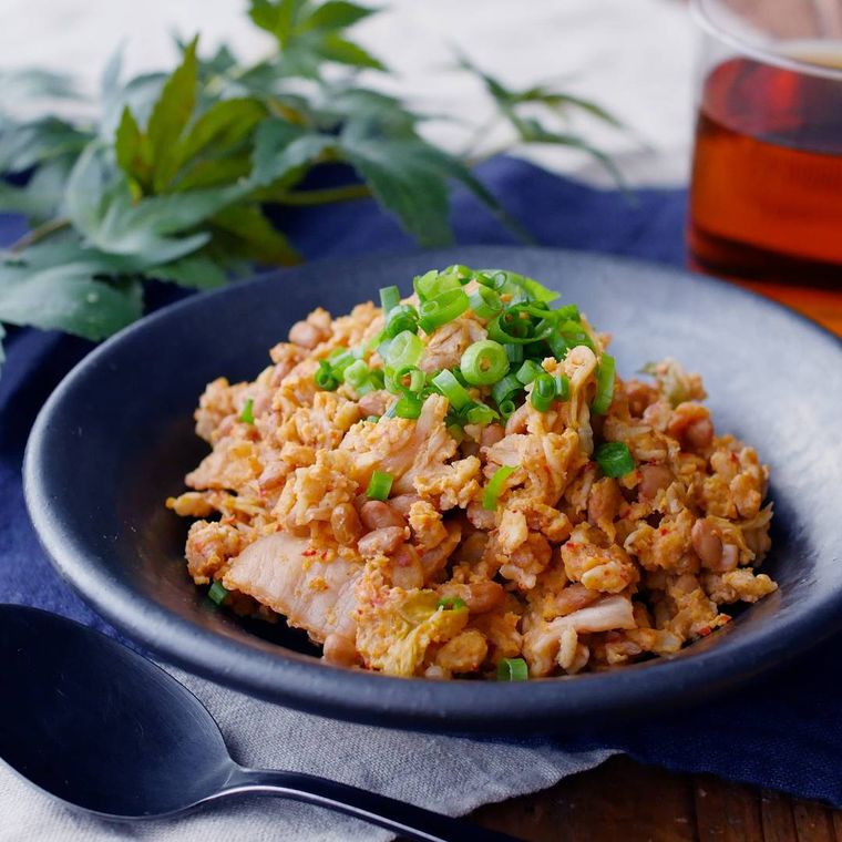 皿に盛られたオートミールの納豆キムチ炒飯