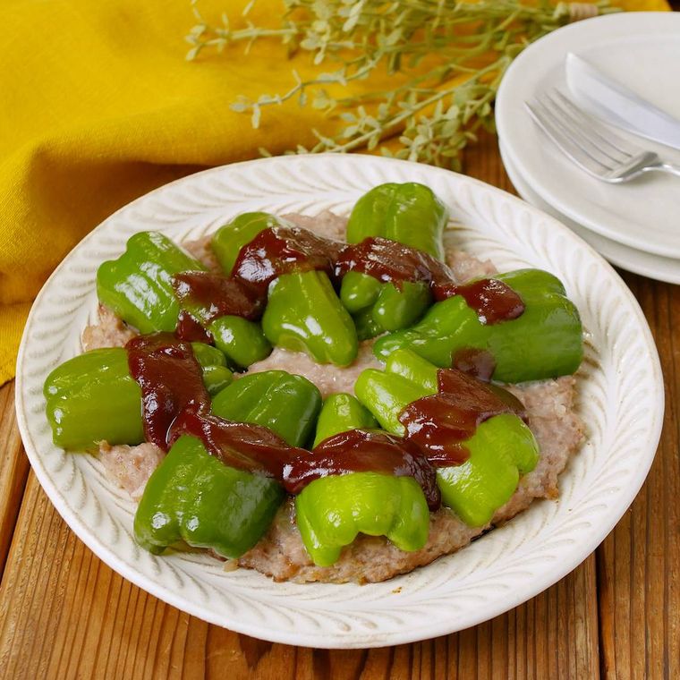 皿に盛られた詰めないピーマンの肉詰め