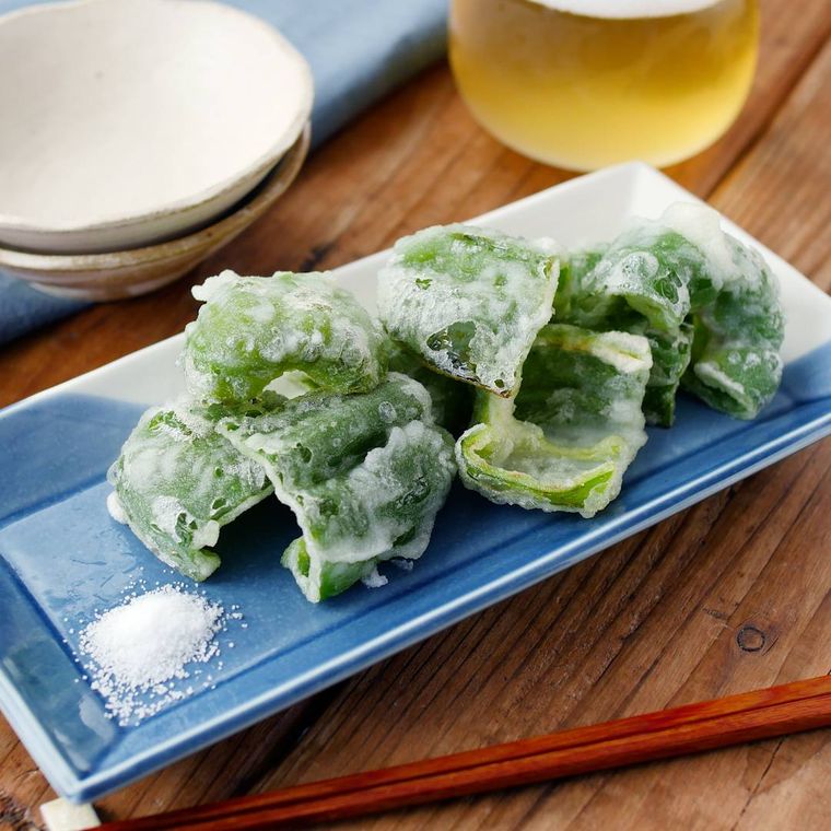 皿に盛られたピーマンの天ぷら