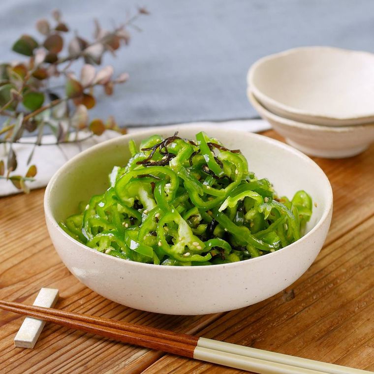 皿に盛られた生ピーマンの無限サラダ