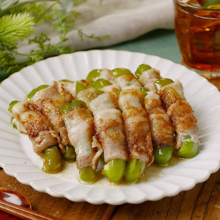 皿に盛られたレンジで作る肉巻きピーマン