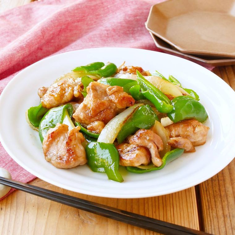 皿に盛られた鶏肉とピーマンのオイスター炒め