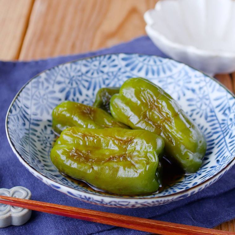 皿に盛られたピーマンの煮浸し