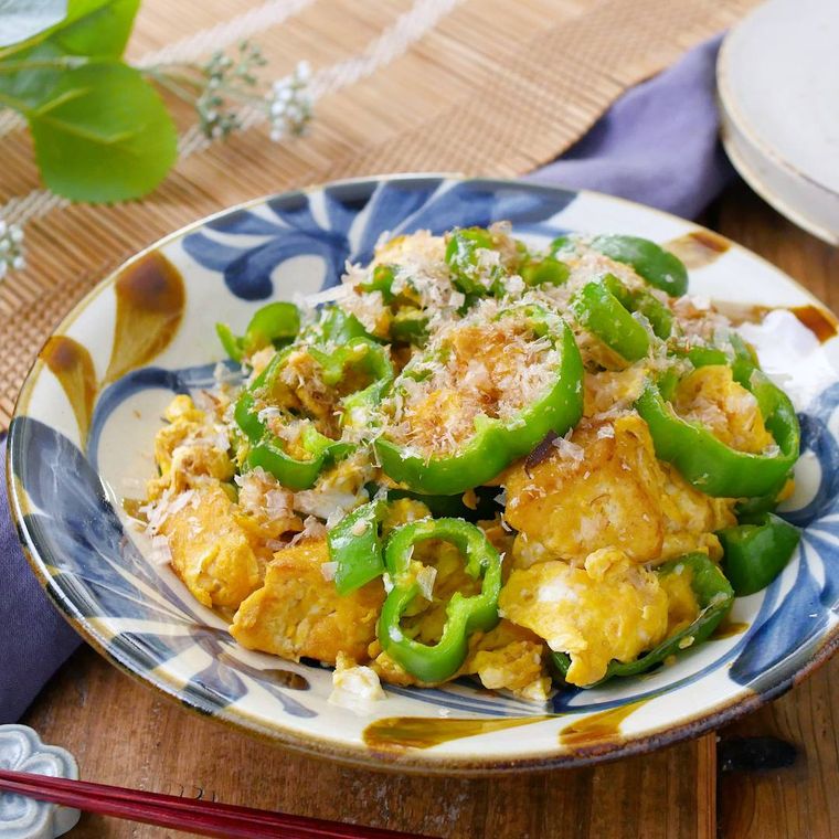 皿に盛られたピーマンチャンプルー