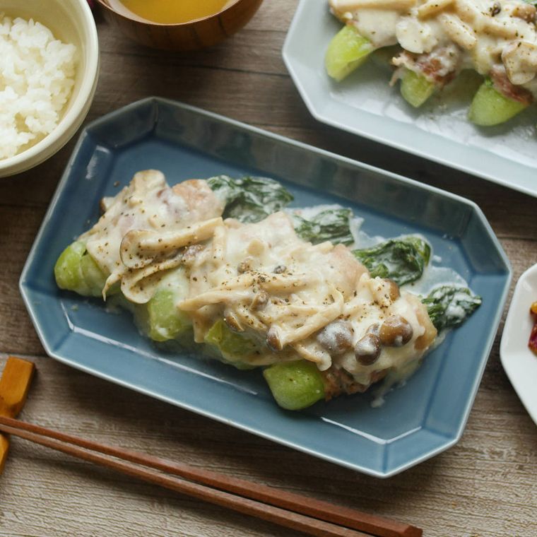 皿に盛られた肉巻きチンゲン菜のクリーム煮