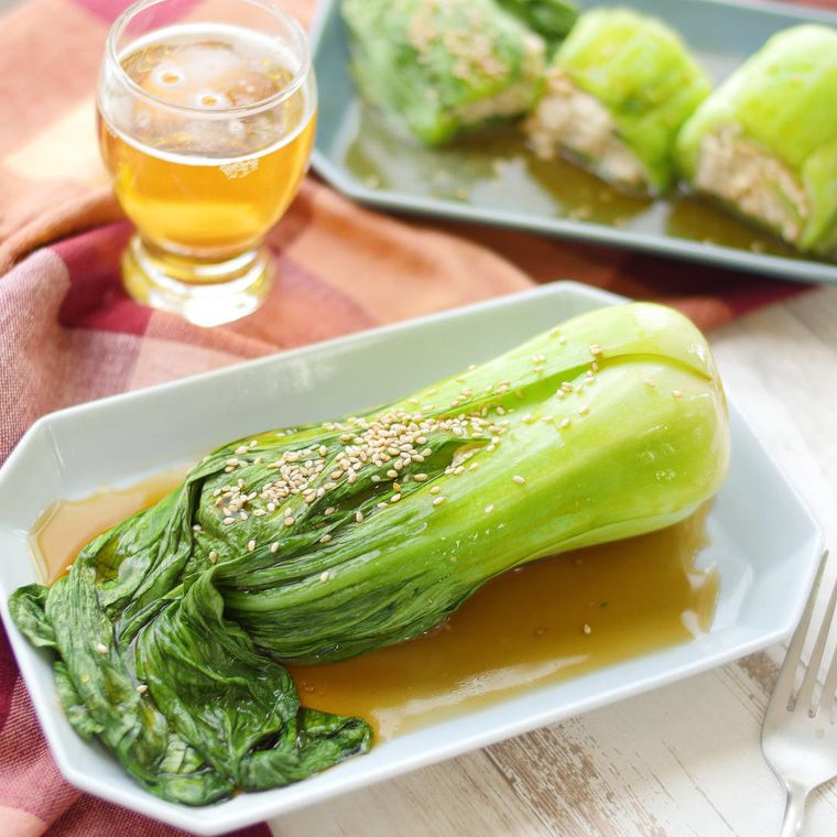 皿に盛られたまるごとチンゲン菜の肉詰めあんかけ