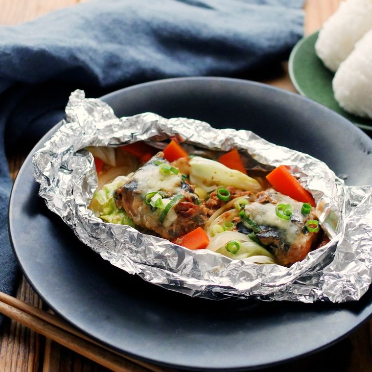 皿に盛られたさば缶とキャベツの包み焼き