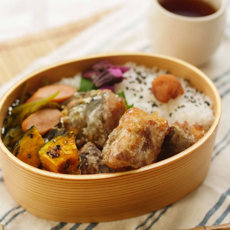 お弁当箱に入った揚げない竜田揚げ弁当とごはん、数種類のおかず
