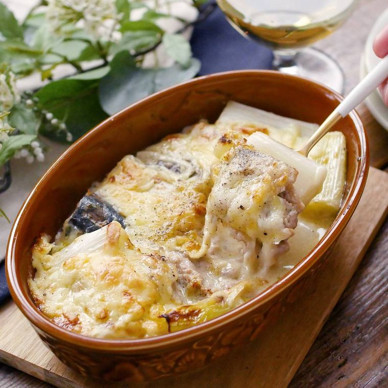 グラタン皿に入ったさば缶のねぎマヨチーズ焼き