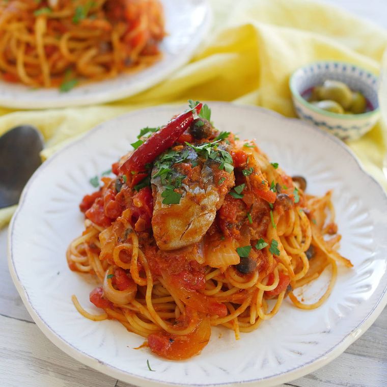 皿に盛られたさば缶で濃厚トマトパスタ