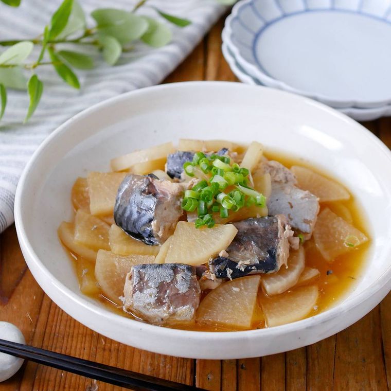 皿に盛られたさば缶大根