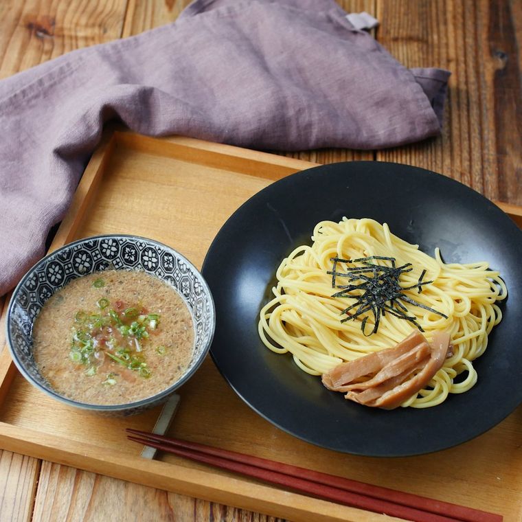 お盆にのった濃厚魚介つけ麺風