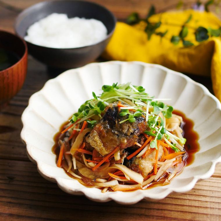 皿に盛られたさば缶のお手軽南蛮漬け