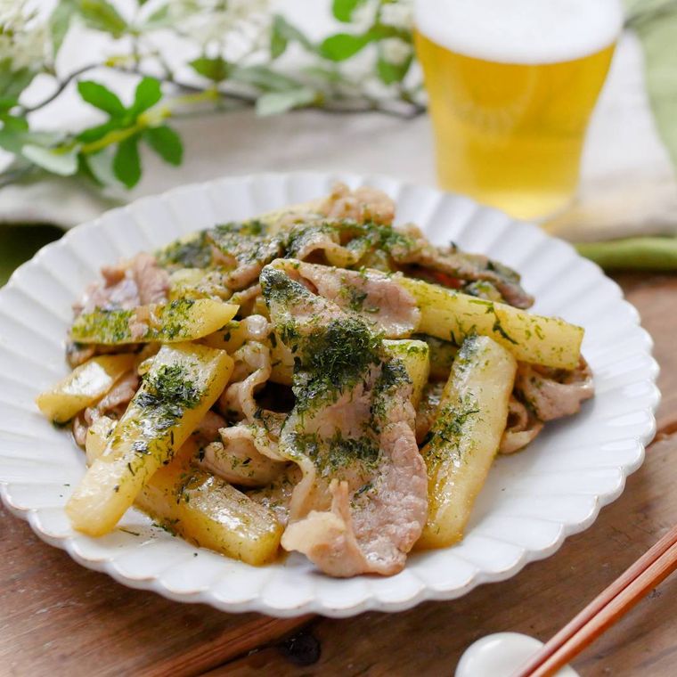 皿に盛られた豚肉と長芋ののりバター醤油炒め