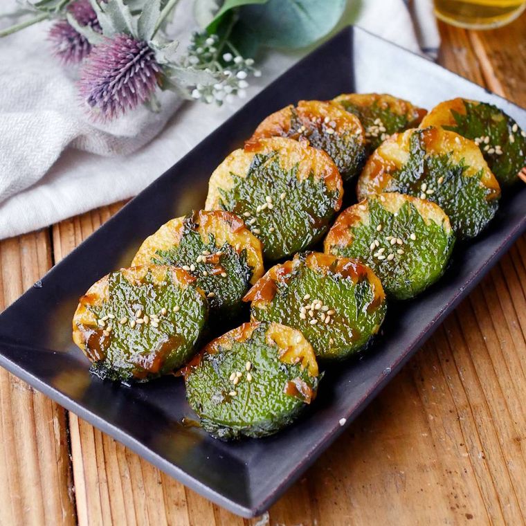 皿に盛られた長芋のしそ巻き照り焼き