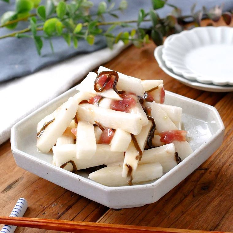 皿に盛られた長芋の塩昆布和え