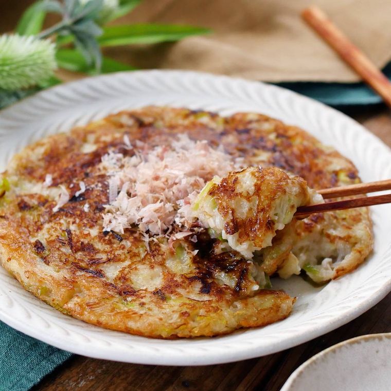 皿に盛られた長芋えのきのふわふわ焼き