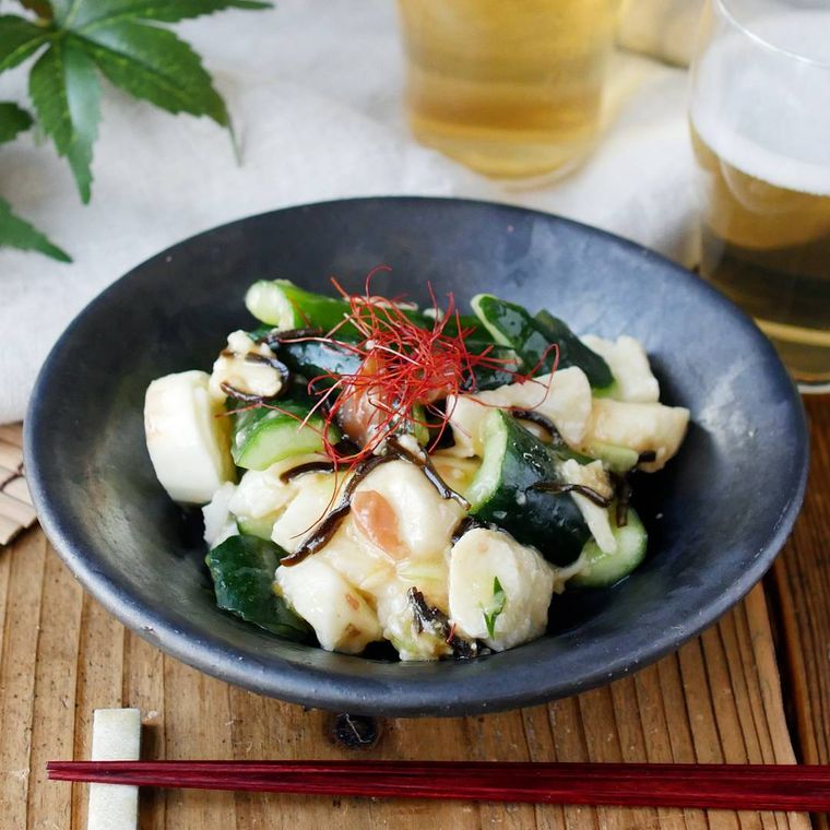 皿に盛られたきゅうりと長芋の梅塩こんぶあえ