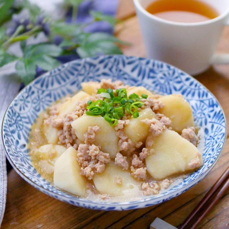 皿に盛られた長芋のそぼろ煮