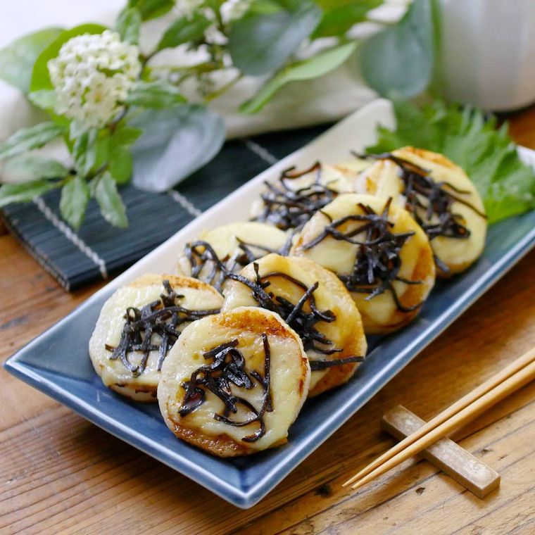 皿に盛られた長芋の塩こんぶチーズ焼き