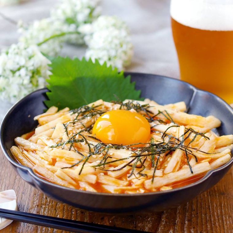 皿に盛られた長芋ユッケ