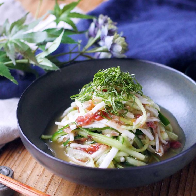 皿に盛られた長芋きゅうりの梅おかか和え