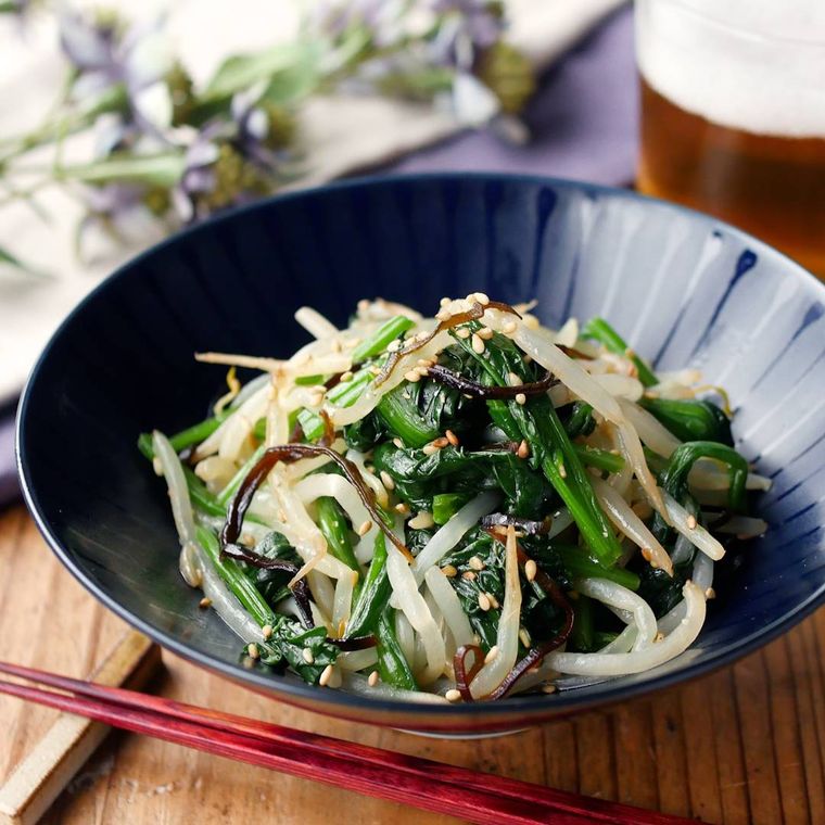 皿に盛られたほうれん草ともやしの塩昆布ナムル