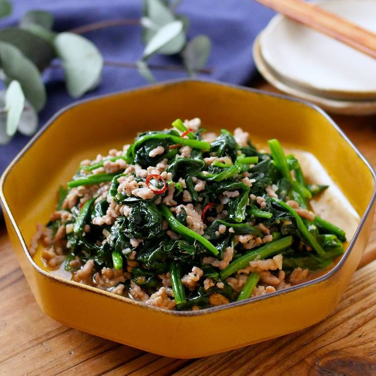 皿に盛られたほうれん草とひき肉のオイスター炒め