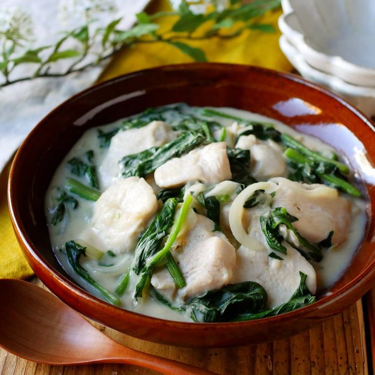 皿に盛られたほうれん草と鶏むね肉のみそクリーム煮