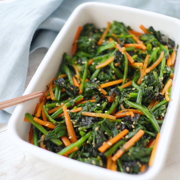 保存容器に入ったほうれん草とにんじんの韓国海苔ナムル