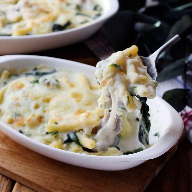 皿に盛られた鶏肉とほうれん草のグラタン