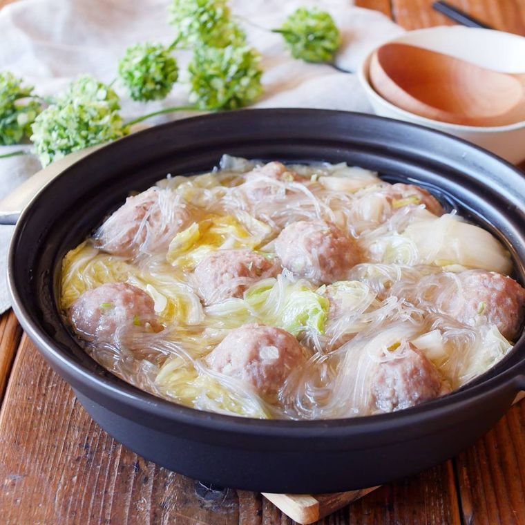 黒い鍋に入った白菜肉団子鍋