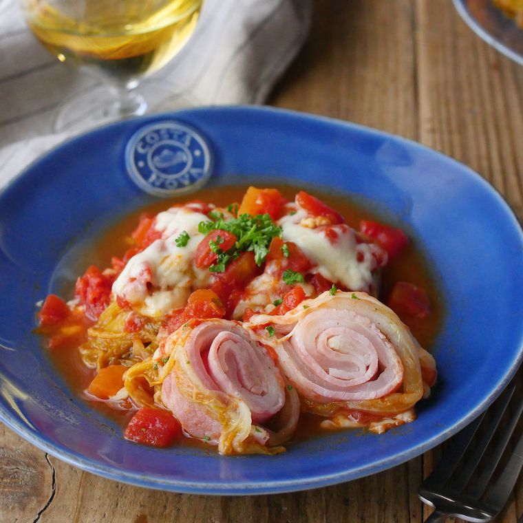 青い丸皿に盛り付けたベーコンロール白菜のトマト煮