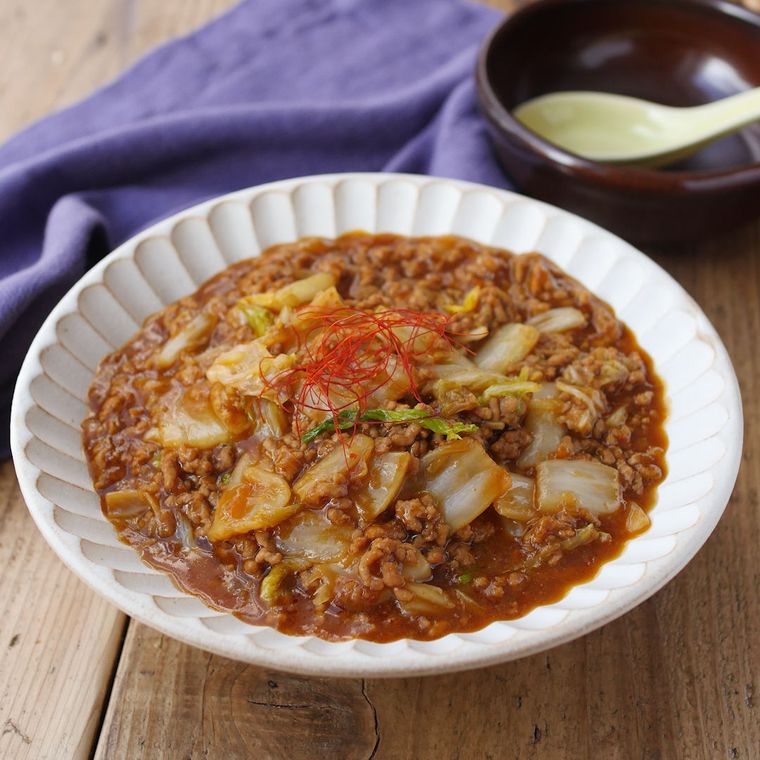 白い丸皿に盛り付けたとろとろ白菜麻婆